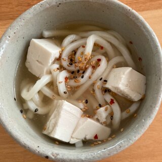 豆腐と薬味ごまの温うどん